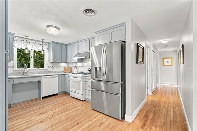 402 Prince Hinckley Rd, Barnstable, MA 02632