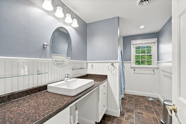 402 Prince Hinckley Rd, Barnstable, MA 02632