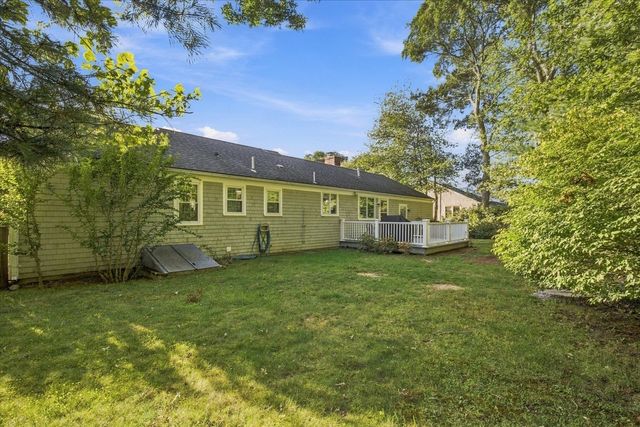 402 Prince Hinckley Rd, Barnstable, MA 02632