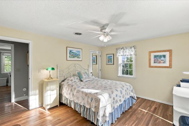 402 Prince Hinckley Rd, Barnstable, MA 02632
