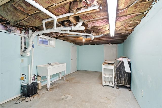 402 Prince Hinckley Rd, Barnstable, MA 02632