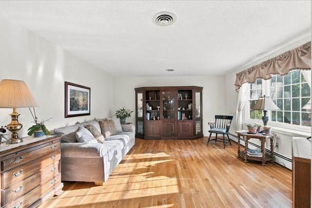 402 Prince Hinckley Rd, Barnstable, MA 02632