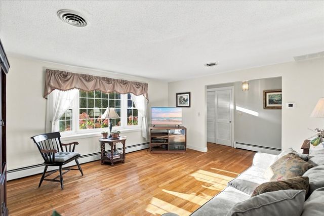 402 Prince Hinckley Rd, Barnstable, MA 02632