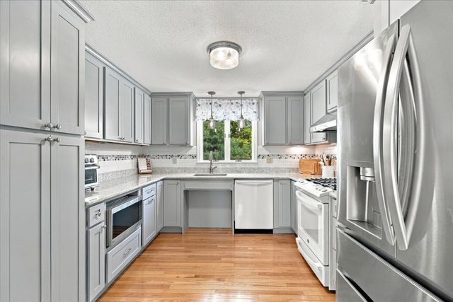 402 Prince Hinckley Rd, Barnstable, MA 02632