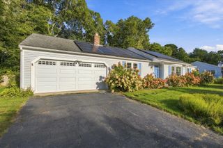 402 Prince Hinckley Rd, Barnstable, MA 02632