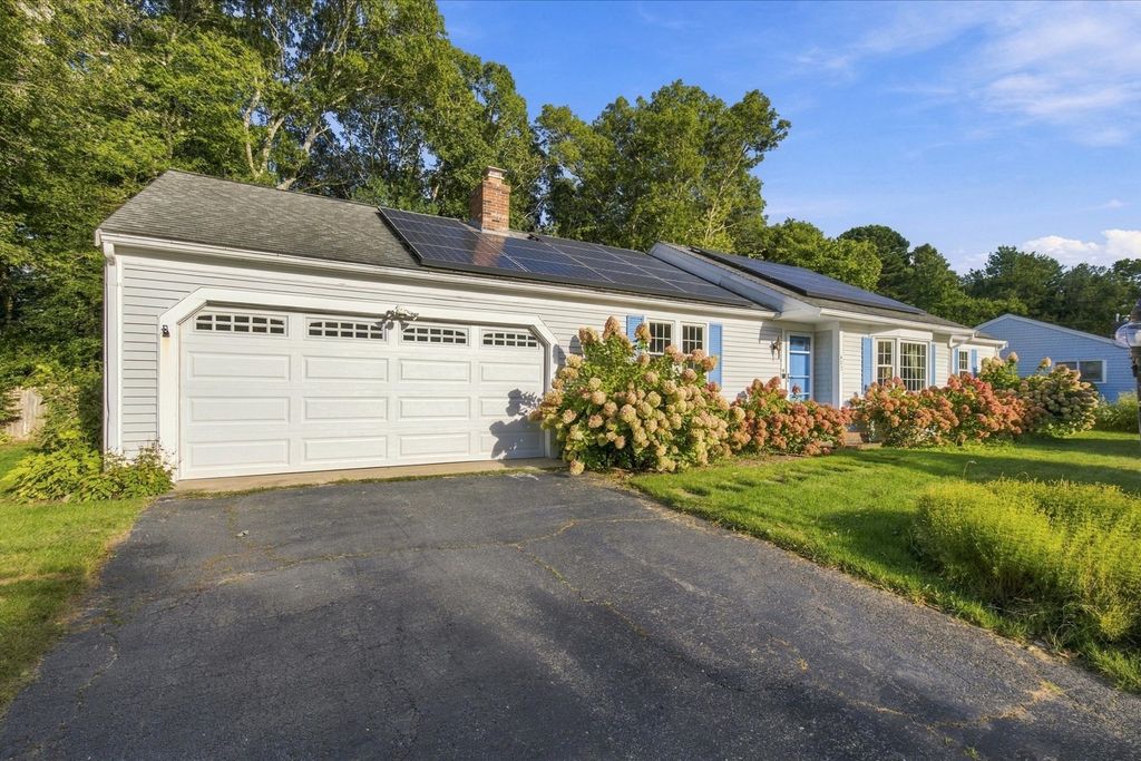 402 Prince Hinckley Rd, Barnstable, MA 02632