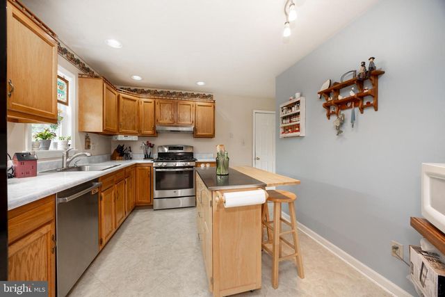 28 LOBACHSVILLE RD, Fleetwood, PA 19522