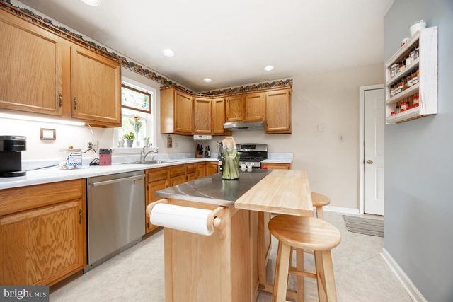 28 LOBACHSVILLE RD, Fleetwood, PA 19522