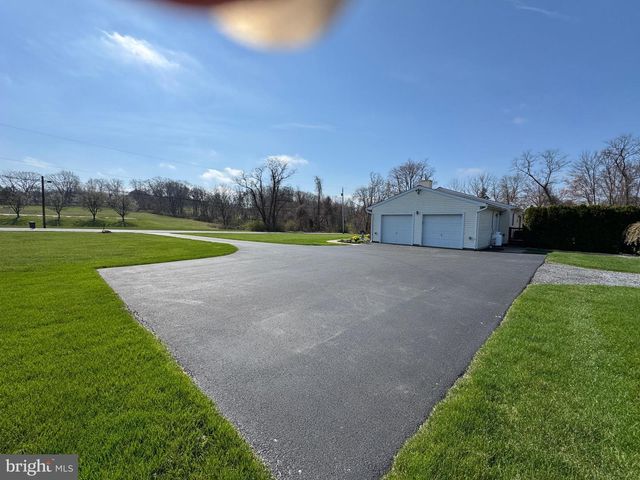 28 LOBACHSVILLE RD, Fleetwood, PA 19522