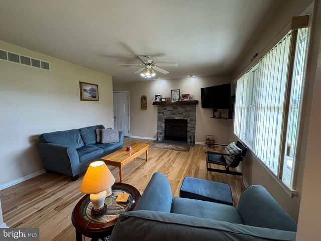28 LOBACHSVILLE RD, Fleetwood, PA 19522