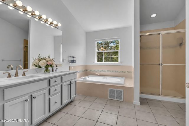 18 Camelot Terrace, Jackson, NJ 08527