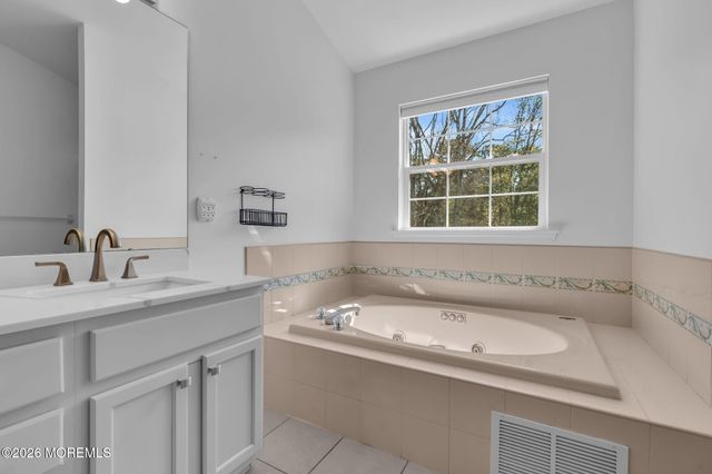 18 Camelot Terrace, Jackson, NJ 08527