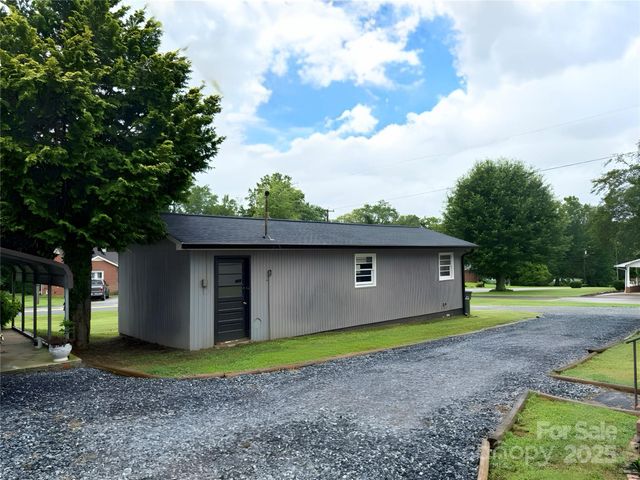 2202 16th Avenue NE, Hickory, NC 28601