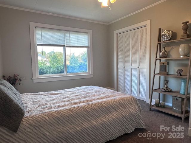 2202 16th Avenue NE, Hickory, NC 28601