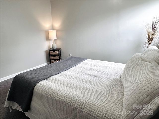 2202 16th Avenue NE, Hickory, NC 28601