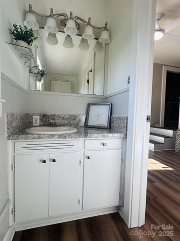 2202 16th Avenue NE, Hickory, NC 28601