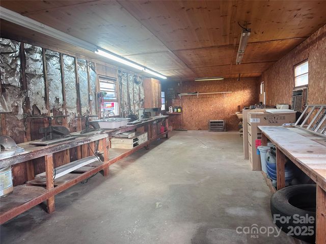 2202 16th Avenue NE, Hickory, NC 28601
