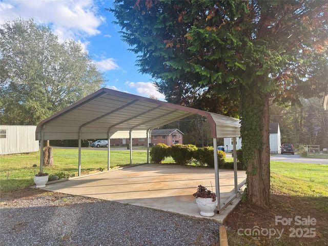 2202 16th Avenue NE, Hickory, NC 28601