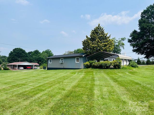 2202 16th Avenue NE, Hickory, NC 28601