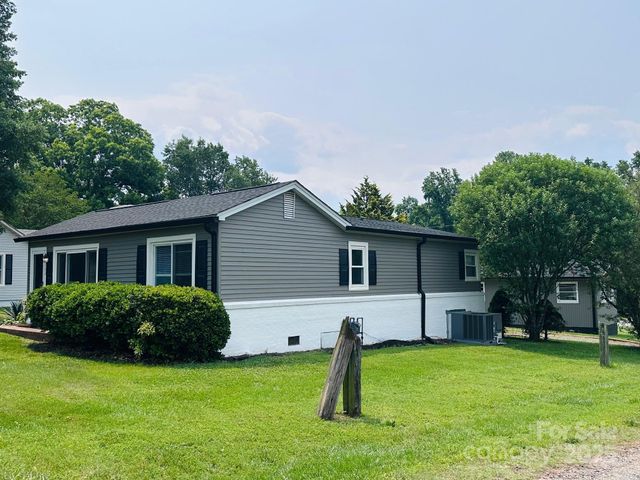 2202 16th Avenue NE, Hickory, NC 28601