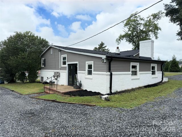 2202 16th Avenue NE, Hickory, NC 28601