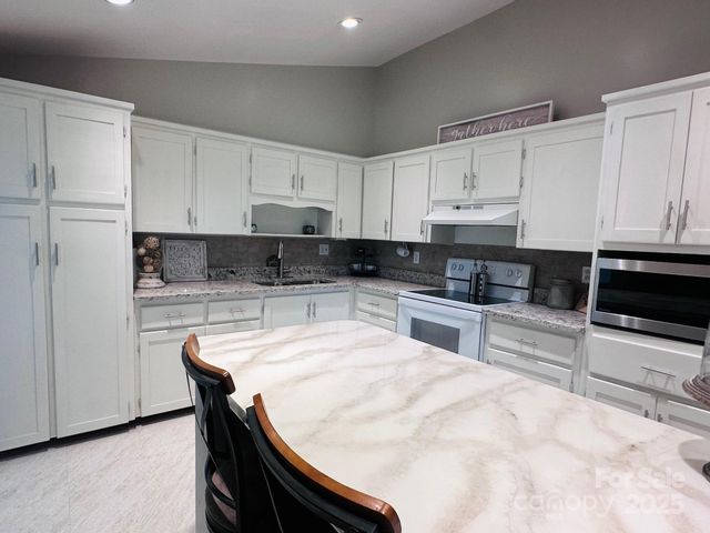 2202 16th Avenue NE, Hickory, NC 28601