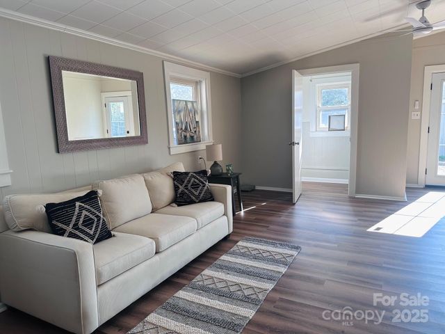 2202 16th Avenue NE, Hickory, NC 28601