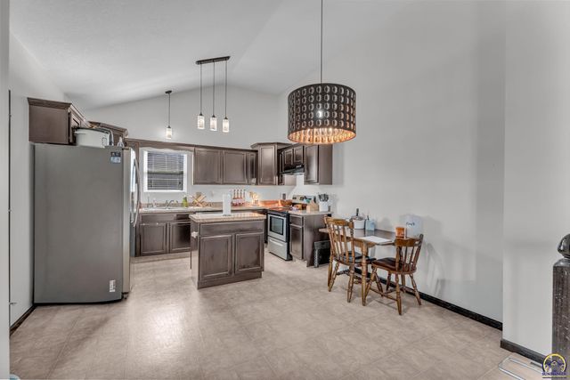 7105 SW 17th TER, Topeka, KS 66615