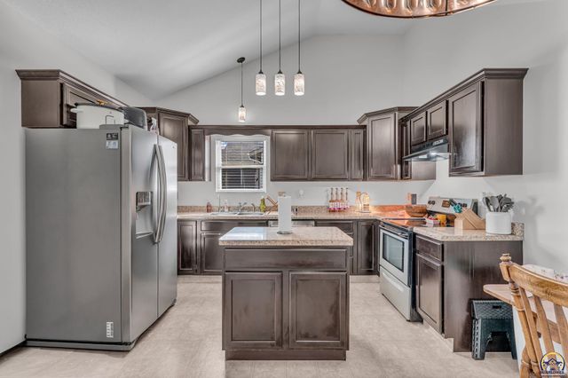 7105 SW 17th TER, Topeka, KS 66615