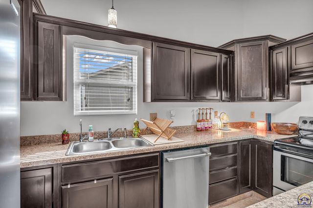 7105 SW 17th TER, Topeka, KS 66615