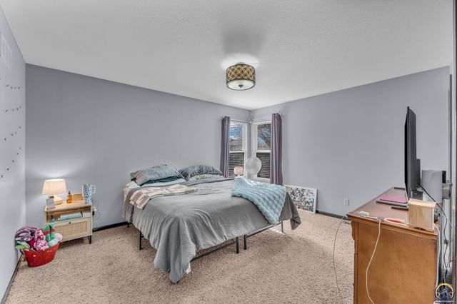 7105 SW 17th TER, Topeka, KS 66615