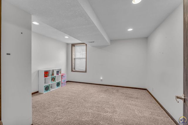 7105 SW 17th TER, Topeka, KS 66615