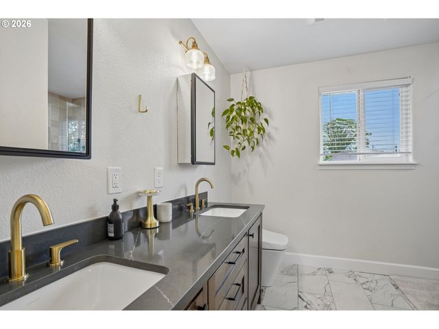709 W 24TH St, Vancouver, WA 98660
