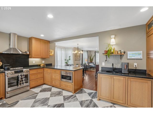 709 W 24TH St, Vancouver, WA 98660