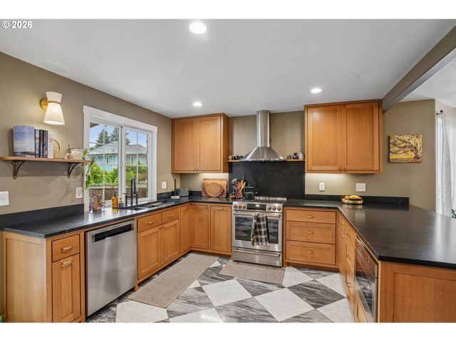 709 W 24TH St, Vancouver, WA 98660