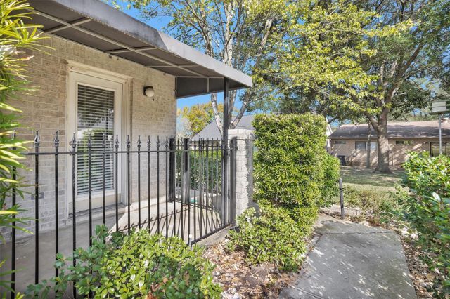 106 Fairway View Court, Conroe, TX 77356