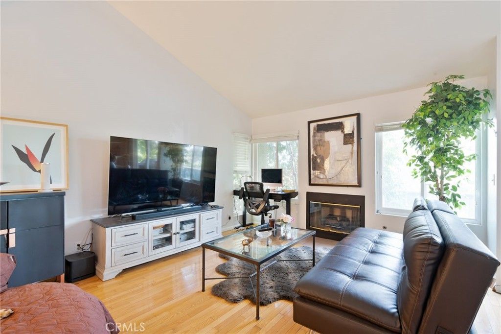 Image 4 of property listing at 15792 Midwood 1, Granada Hills, CA 91344