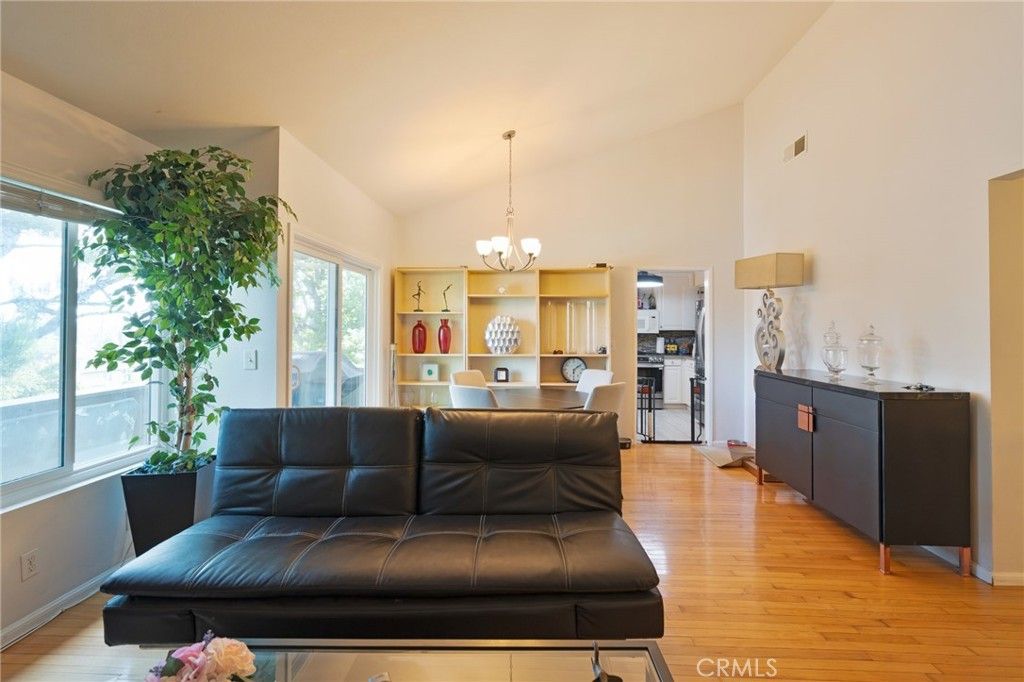 Image 5 of property listing at 15792 Midwood 1, Granada Hills, CA 91344