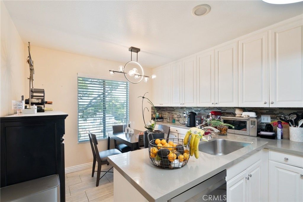 Image 7 of property listing at 15792 Midwood 1, Granada Hills, CA 91344