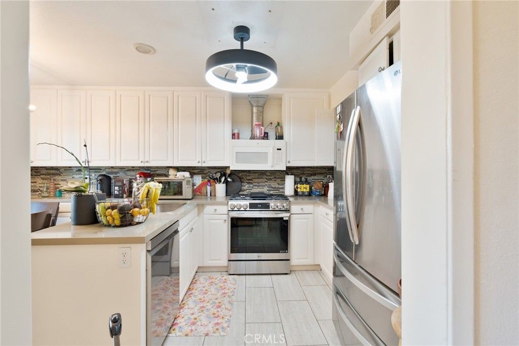 Image 8 of property listing at 15792 Midwood 1, Granada Hills, CA 91344