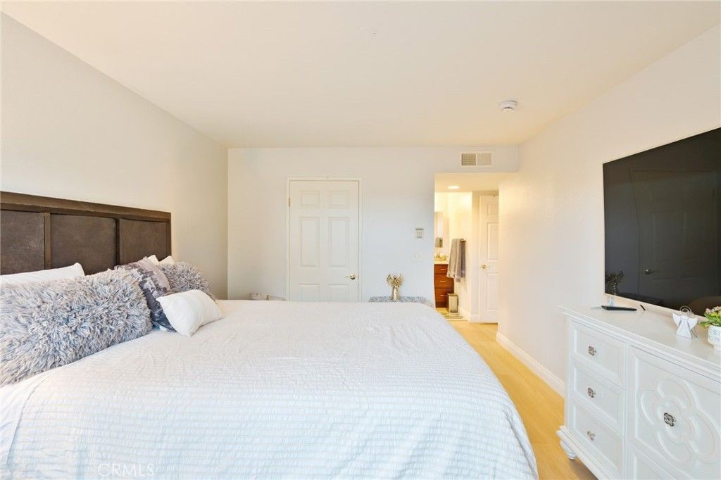 Image 9 of property listing at 15792 Midwood 1, Granada Hills, CA 91344