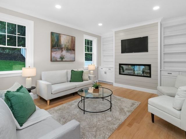 113 Warwick Avenue, Waltham, MA 02452
