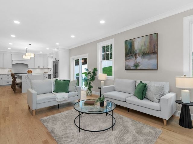113 Warwick Avenue, Waltham, MA 02452