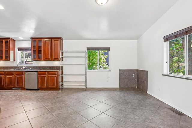 10819 Walker Dr, Grass Valley, CA 95945