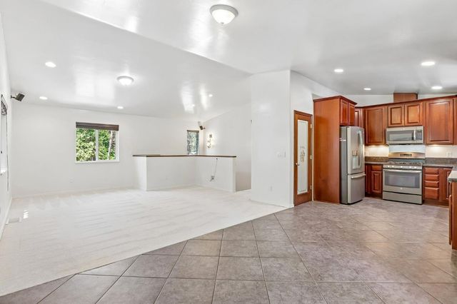 10819 Walker Dr, Grass Valley, CA 95945