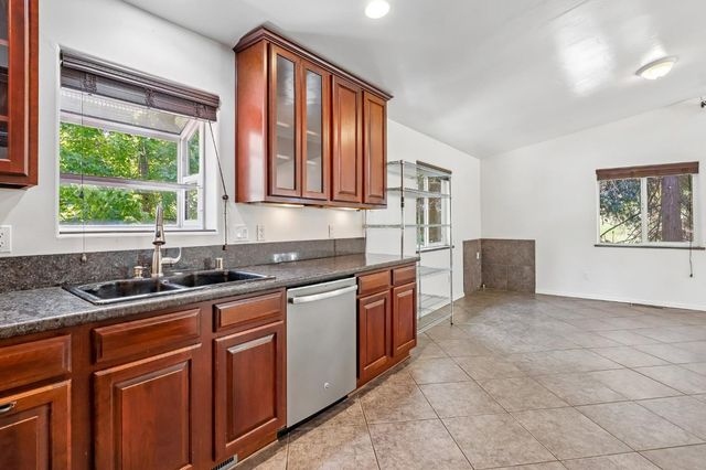 10819 Walker Dr, Grass Valley, CA 95945
