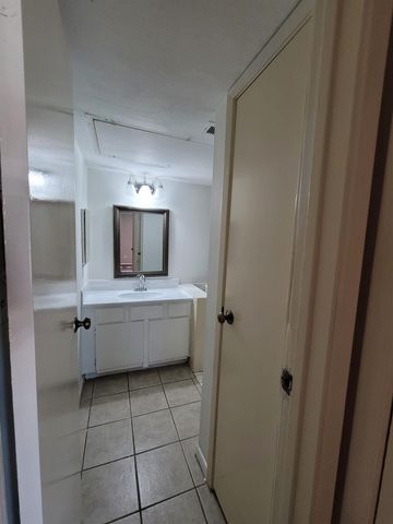 2814 S Bartell Drive 10, Houston, TX 77054