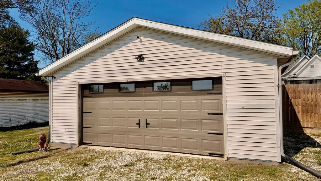 Image 3 of property listing at 521 S Cherry Street, Centralia, IL 62801