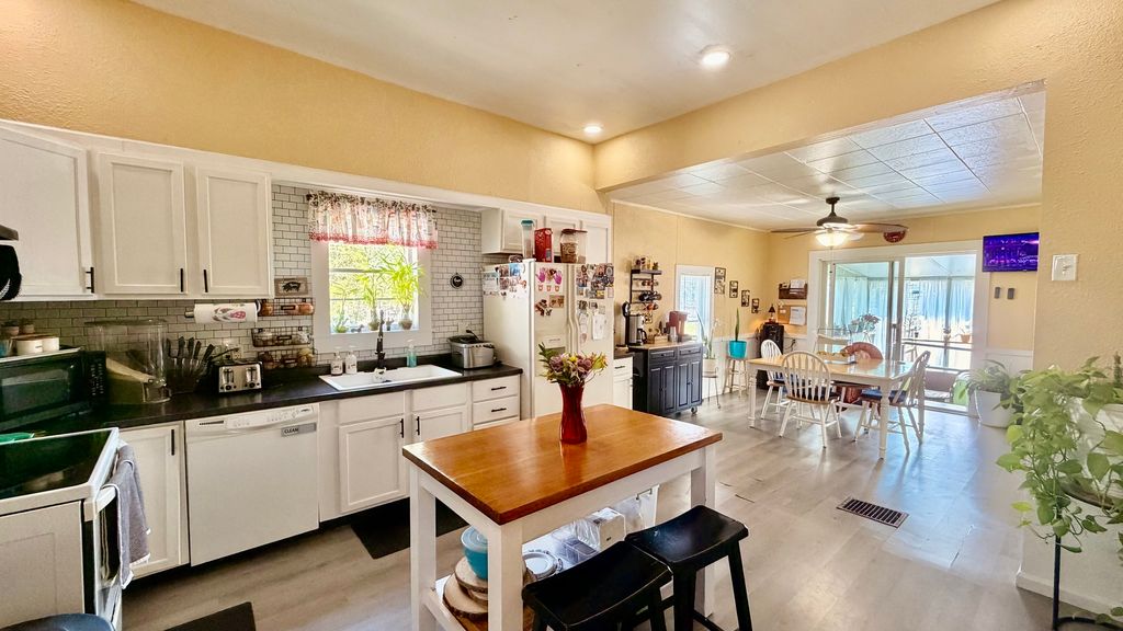 Image 8 of property listing at 521 S Cherry Street, Centralia, IL 62801