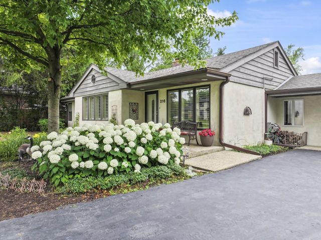 216 Hickory Court, Northbrook, IL 60062